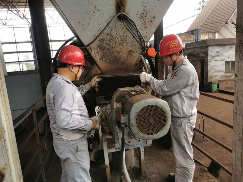 新能源材料分廠焙燒崗位人員檢查新型滾動式烘干機進料設(shè)備_副本.jpg