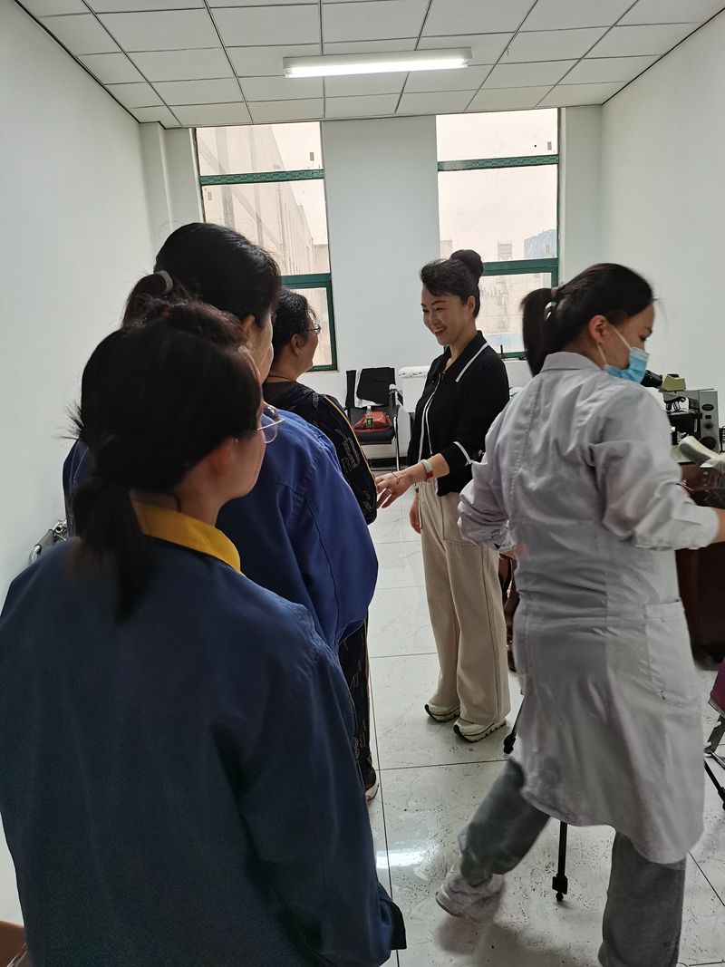 女工趙紅梅作“兩癌”篩查時對公司女工委主任陳冬梅對話時的場景_副本.jpg