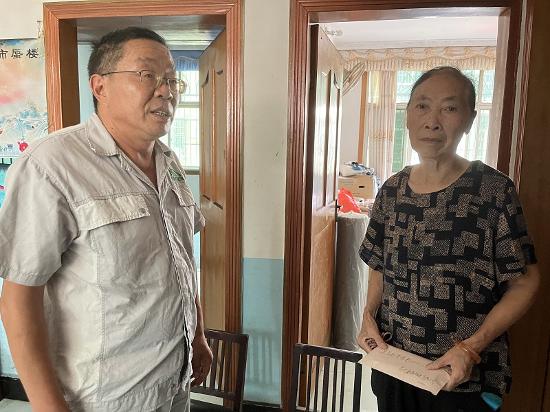 建強(qiáng)錳業(yè)總經(jīng)理趙德軍將捐款交到吳呈新母親手中..jpg