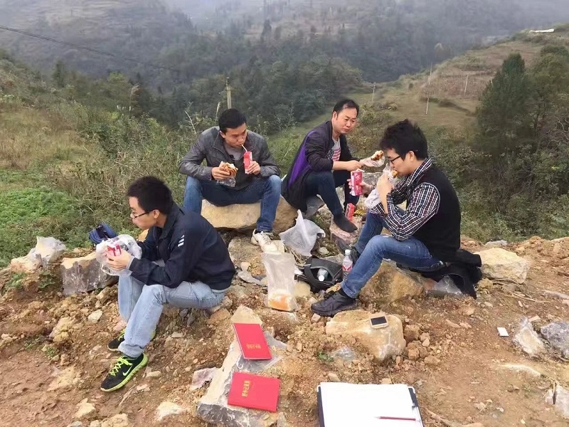 石治均（左二）在遵義播州區(qū)鋁土礦找礦項(xiàng)目野外調(diào)查.jpg